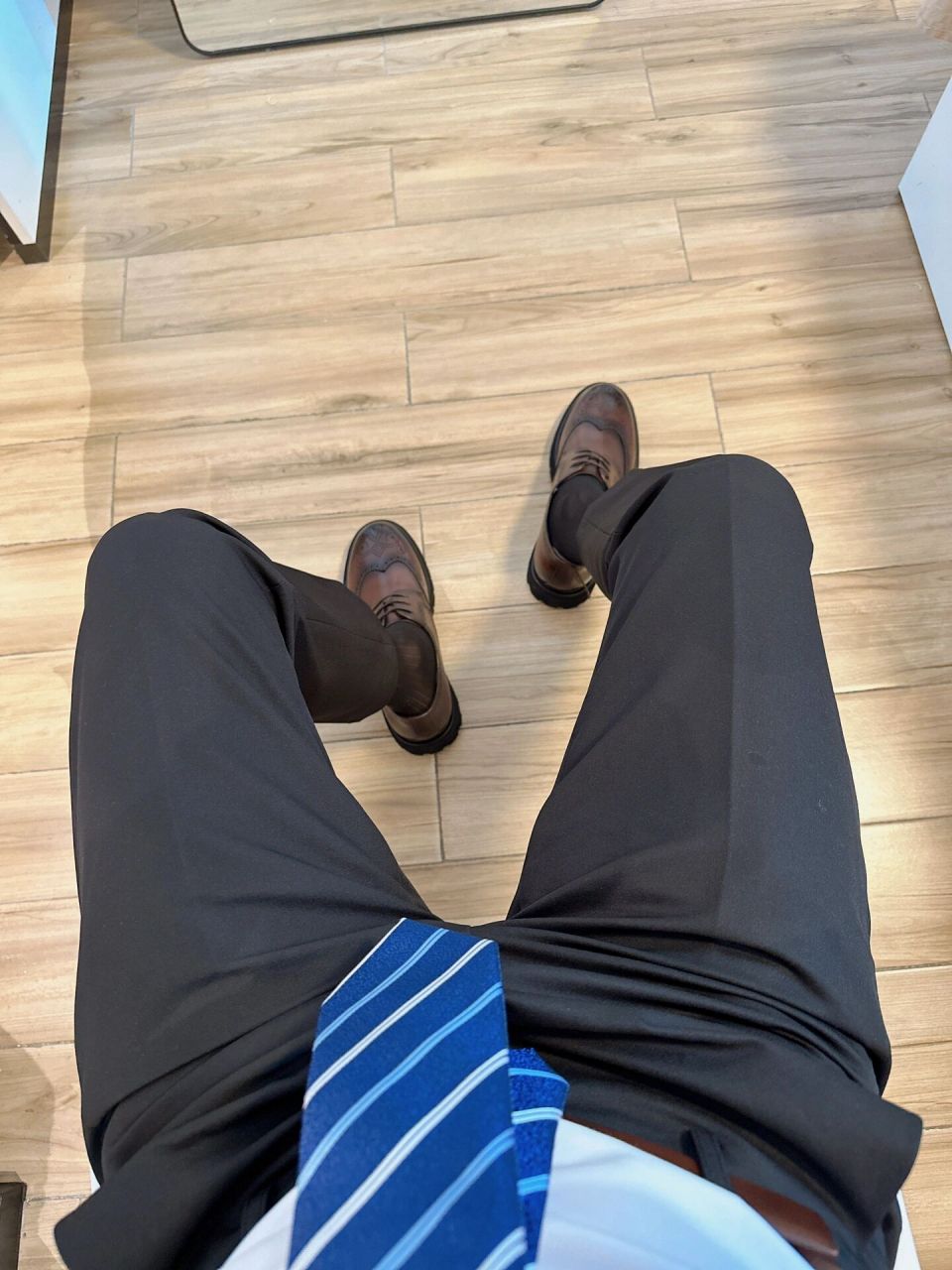 最近新入手了一双棕色英伦风皮鞋,迫不及待的上脚试穿啦,分别搭配了不