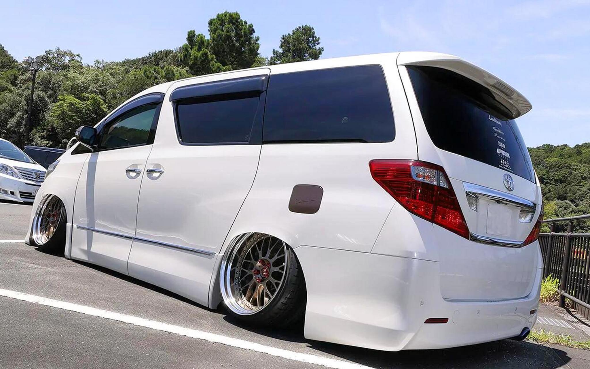 这台白色20系丰田埃尔法也是通过改装空气悬挂,达到了贴地的视觉效果.