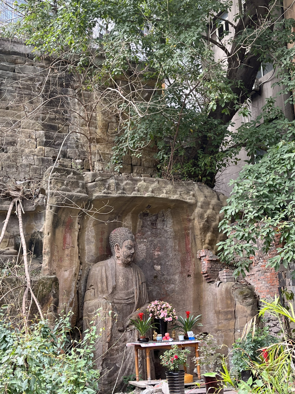 遗落在内江东林寺 翔龙山摩崖石刻 两处潜藏在内江闹市的摩崖石刻