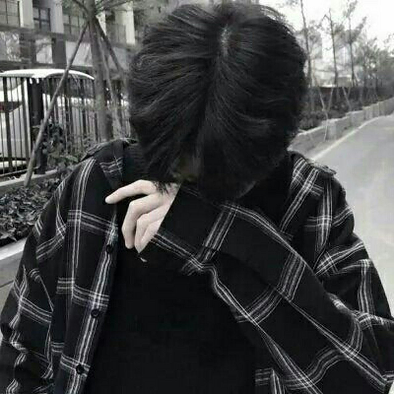 真人黑色系男生头像超帅 不露脸 手挡脸 超帅 黑色系 男生真人头像