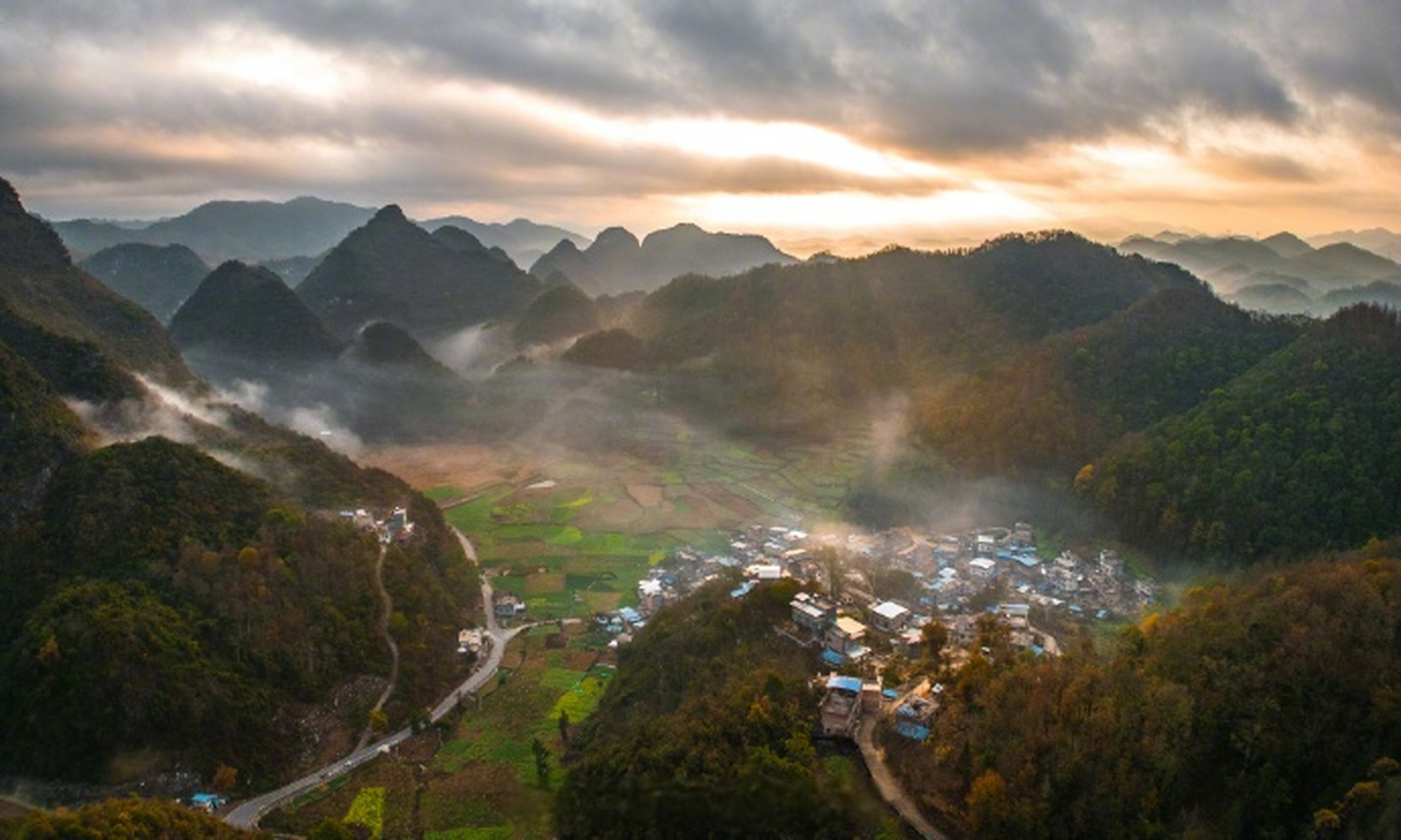 大美中国#【#晨雾缭绕下的村庄宛如水墨画#】14日,贵州黔西南州大塘