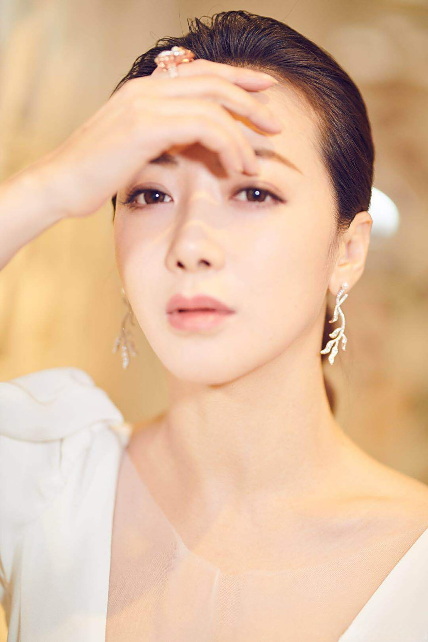 陈紫函  深v礼服