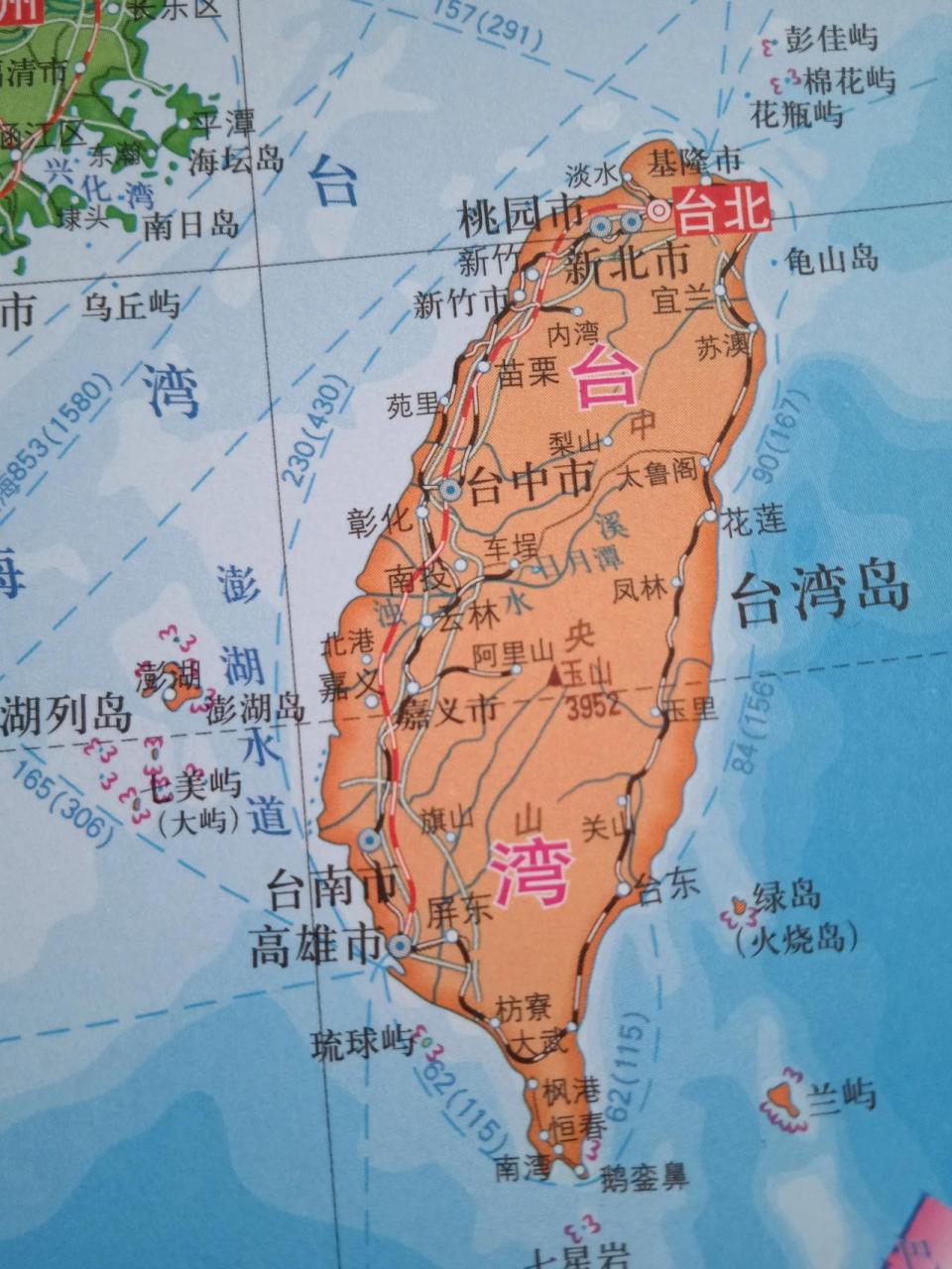 台湾岛上只有一条高铁,从台北到高雄纵贯台湾岛人口密集的西部走廊