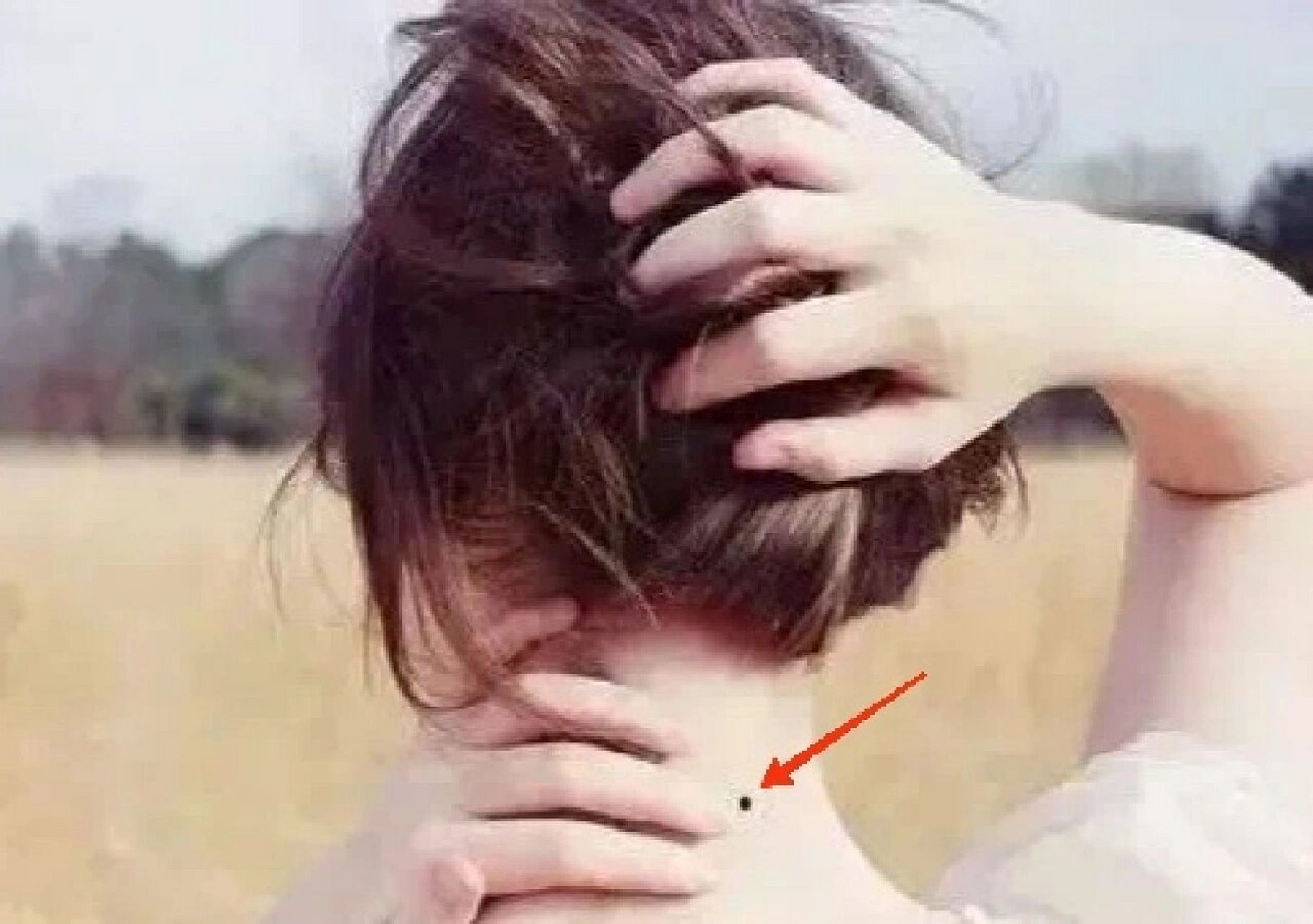 女人脖子的痣图片