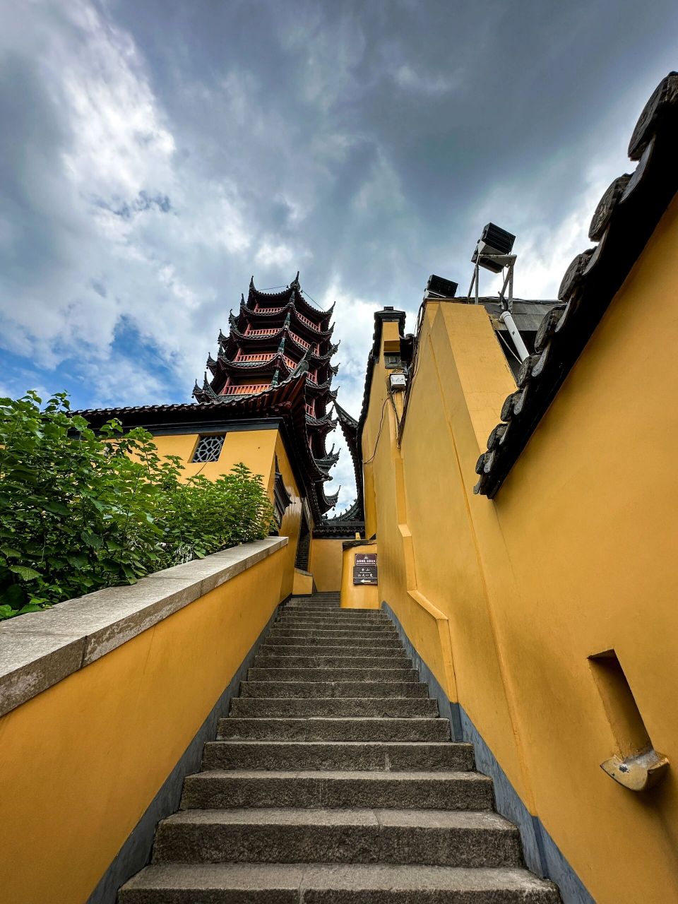 镇江金山寺,白娘子"水漫金山"的传说之地 从金山风景区的南门进去后能