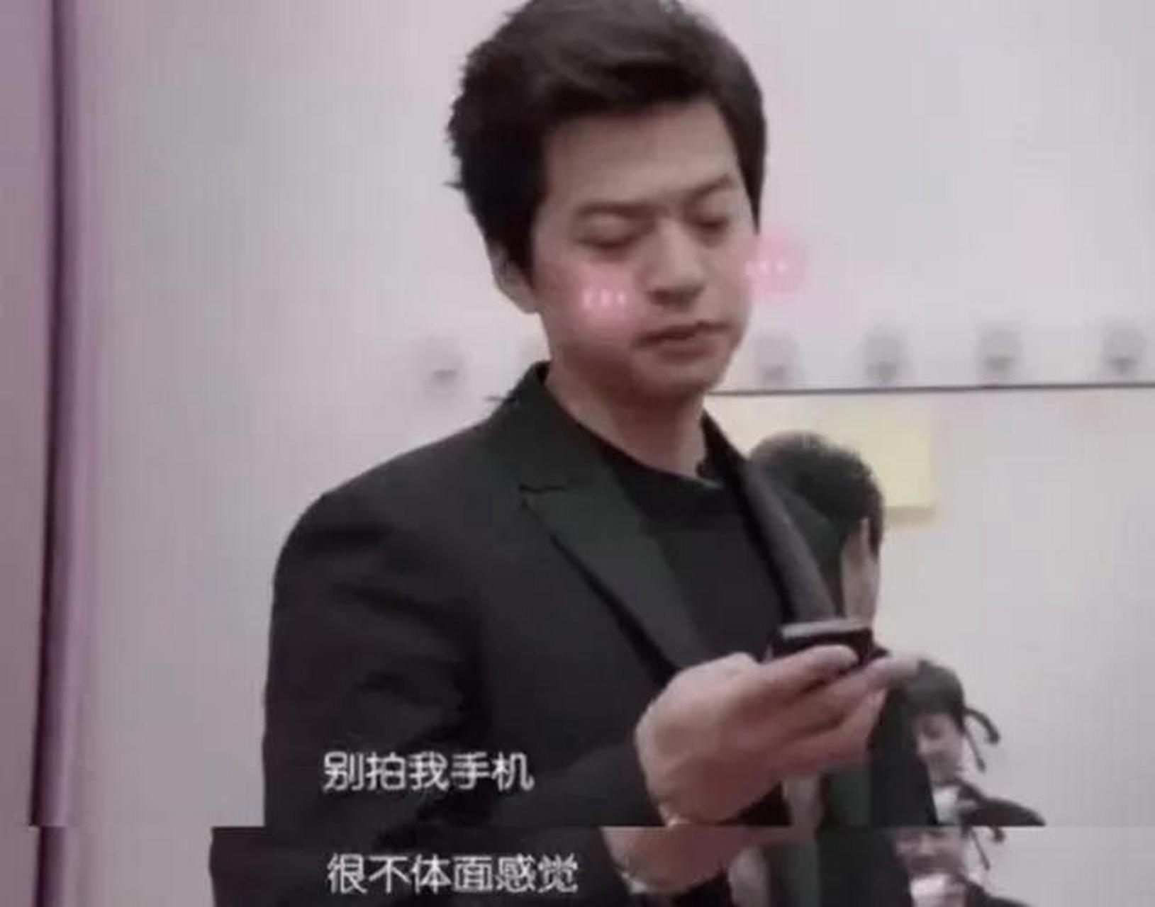 有一次,谢霆锋掏出手机加李健的微信,可是身价过亿的李健,掏出了50元