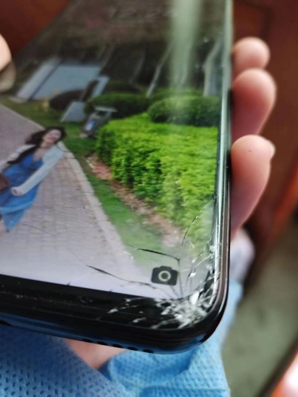 手机外屏摔碎了一个角 手机碎了一个角,内屏没坏不影响正常使用,推荐