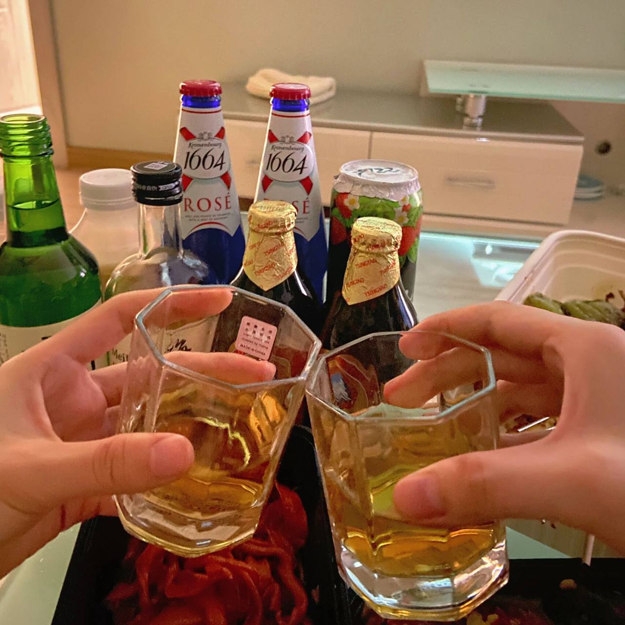 居家喝酒|不露脸氛围感 和朋友在超市买了好多种类的