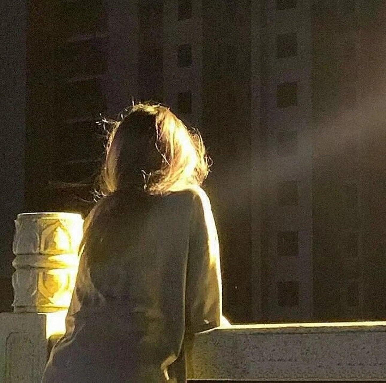 qq个性背景图女生背影=个性背景图片带字伤感