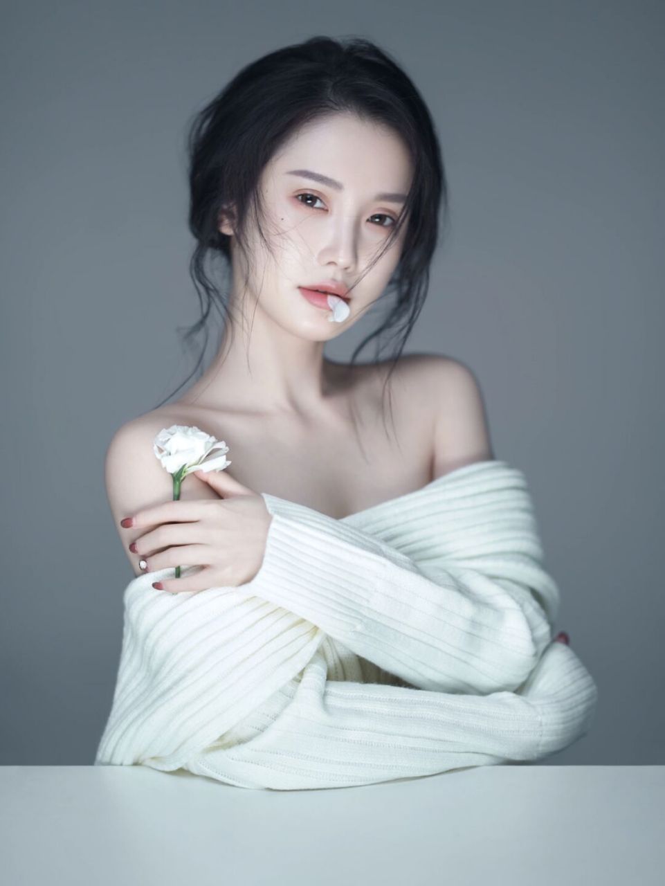 极简肖像完美的呈现了这个年龄的成熟和知性美 赋予女性干净清澈的美