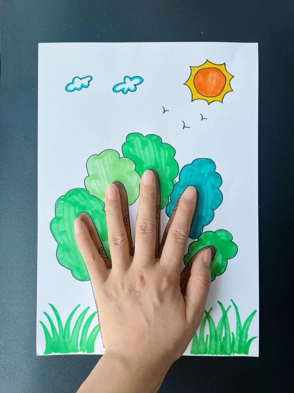夏天创意手掌画 夏天用手掌画一幅漂亮的大树画吧,简单又好看,适合