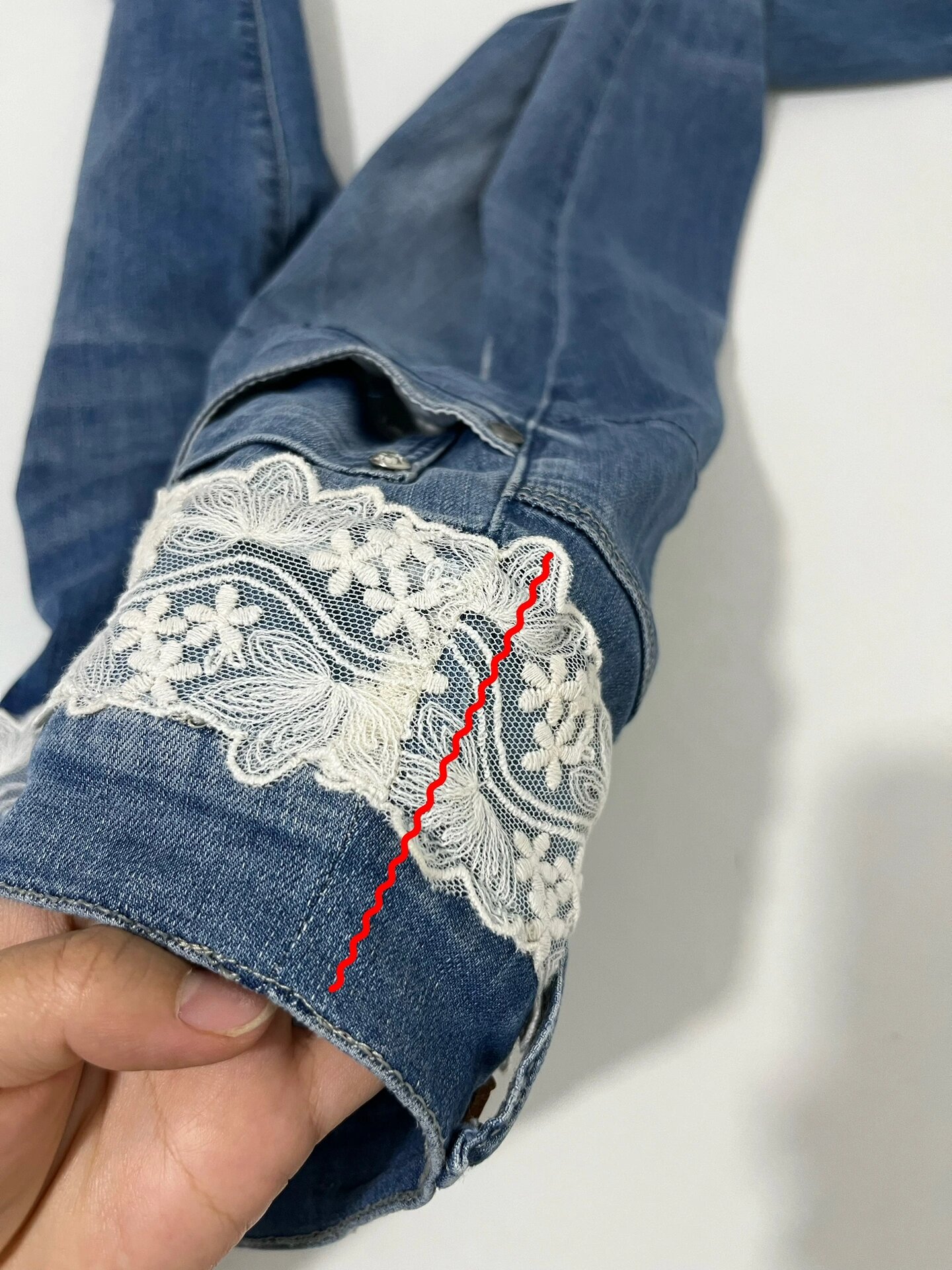 裤子腰太低怎么办 低腰牛仔裤改高腰穿上之后效果也很舒服,全部保留了
