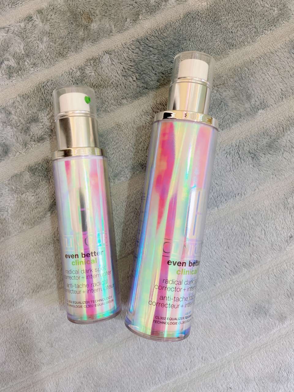 倩碧302美白镭射瓶真的有两种颜色 第一次买了两瓶50ml,第二次买了一