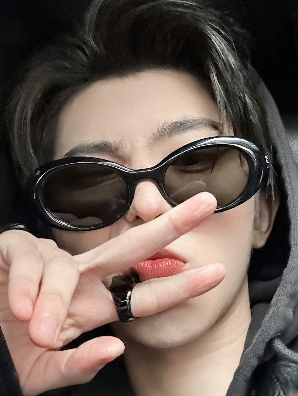 蔡徐坤ins更新比耶自拍##蔡徐坤怼脸比耶自拍# 蔡徐坤ins更新比耶