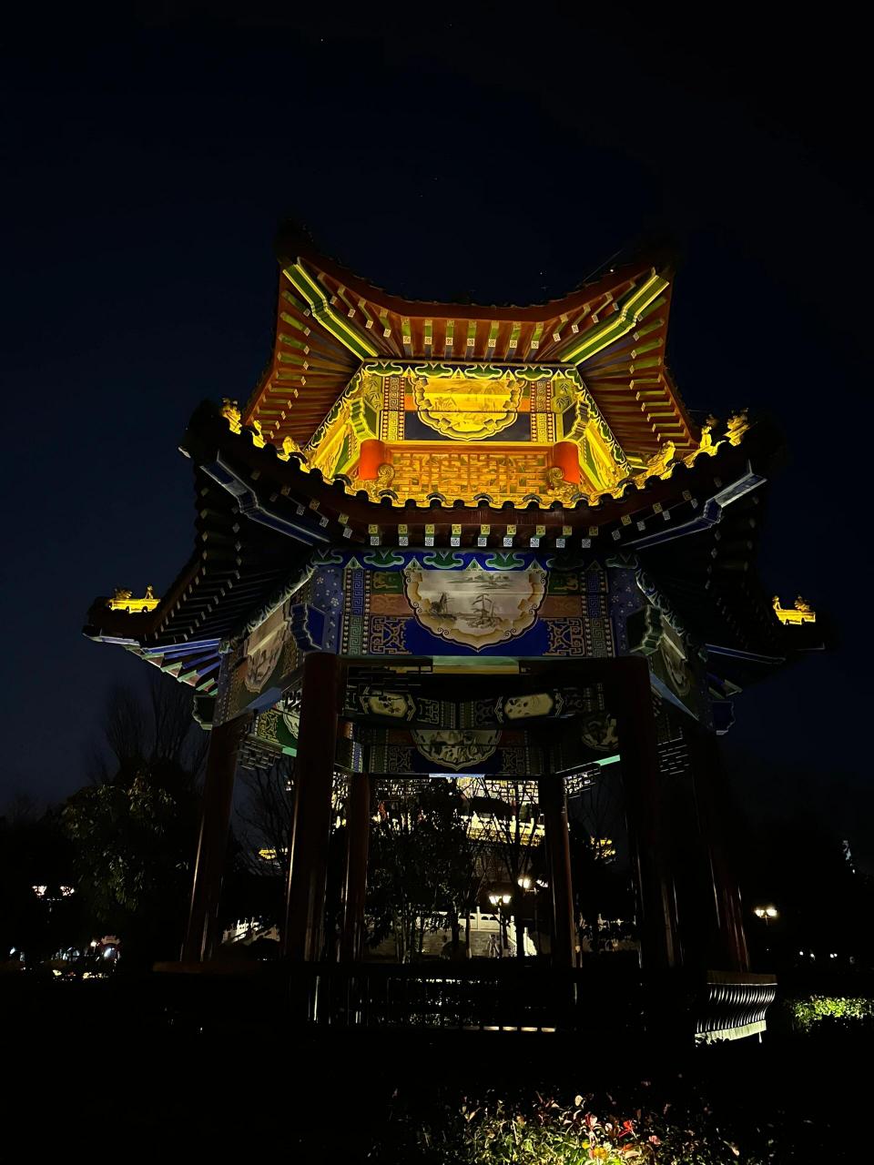 嘉祥的夜别有一番滋味,石雕广场古色古香,银泰广场潮流荟聚.