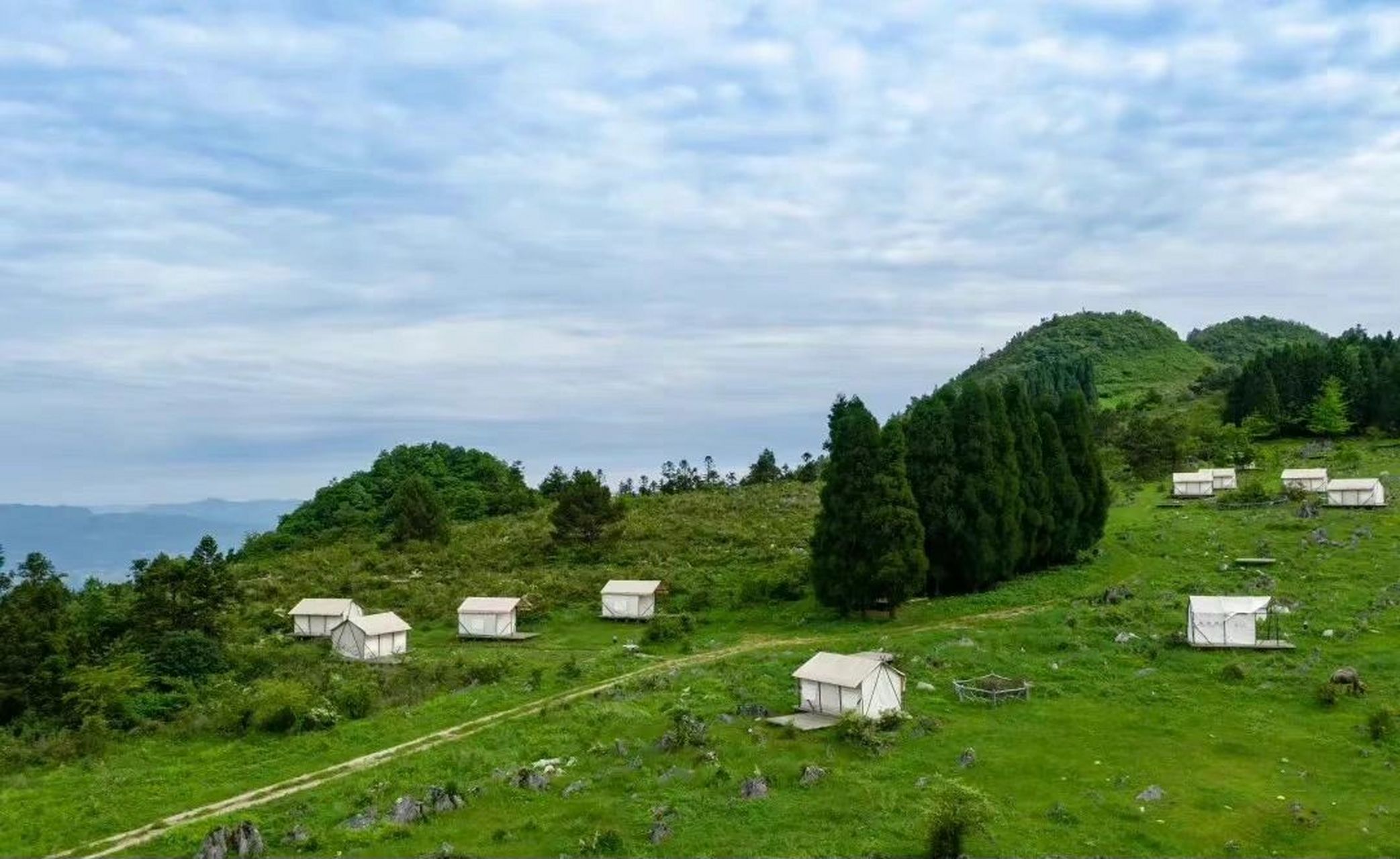 重庆夏季露营好去处7215——石柱千野草场 石柱千野草场集山,林