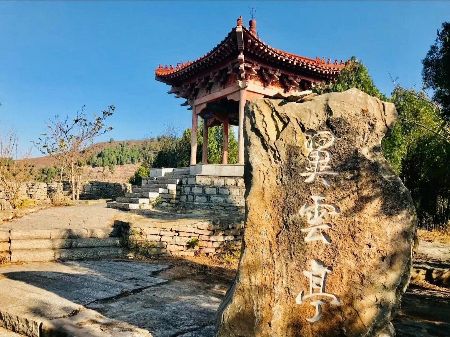翼云石头部落旅游度假区位于枣庄市山亭区兴隆庄村,国家aaaa级旅游
