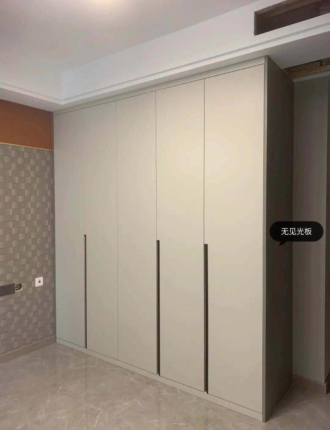 加见光板和无见光板区别 一门到顶,顶天立地极简衣柜,加见光板和不加