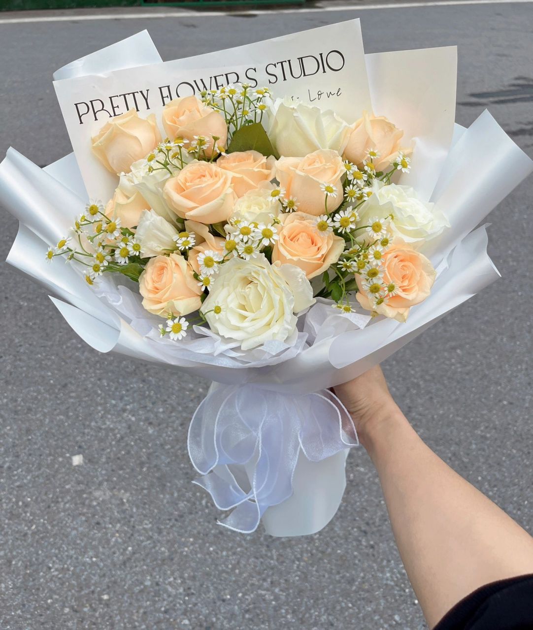 香槟玫瑰混搭白玫瑰花束  花店行业越来越卷.