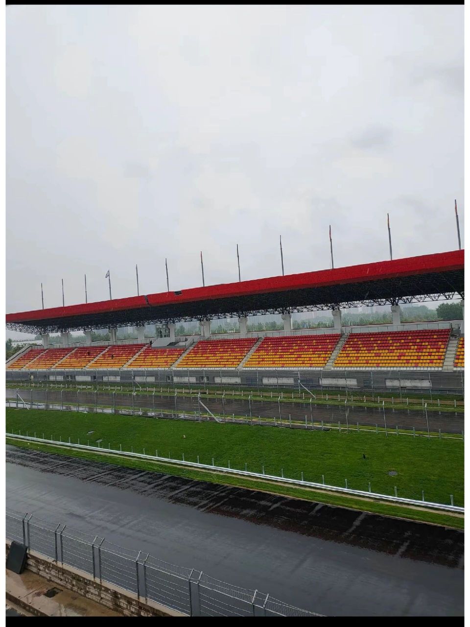 郑州国际赛车场,今年5月21彻底弄好,开业 期待好多年的一个项目了,上