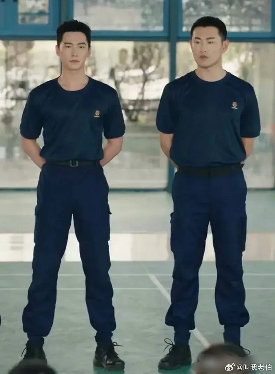 杨洋的鞋和王彦霖的一样高,这么看杨洋也没有很矮[思考][思考]