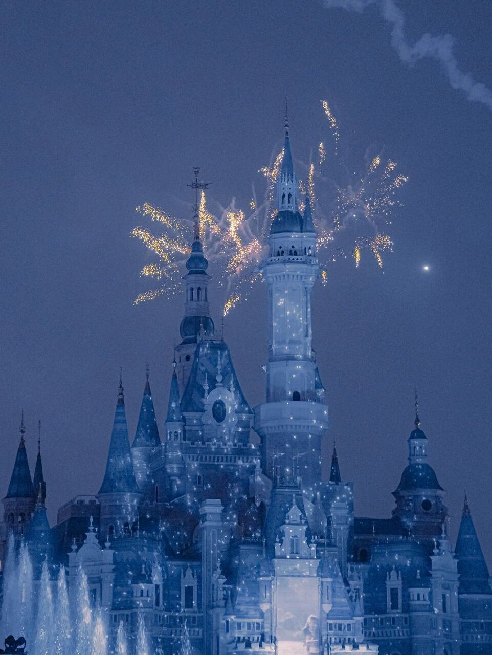 冷蓝色水晶迪士尼城堡 - 习惯了平时里粉嫩美腻的城堡, 这样静谧不失