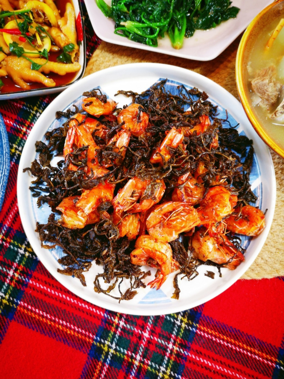 茶叶虾做法 食材:新鲜基围虾,绿茶或西湖龙井都可以 调料:胡椒粉,葱姜