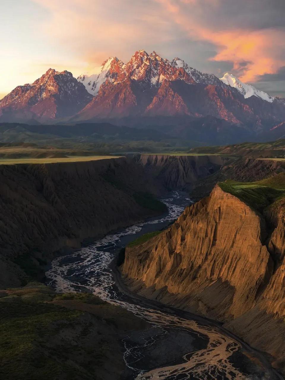 "大地的血管"|||安集海大峡谷,坐落于天山北麓.