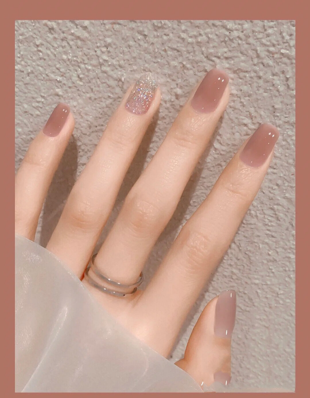 春季温柔美甲,简单又大方 姐妹们,可以试试这种简单又温柔的美甲,图一