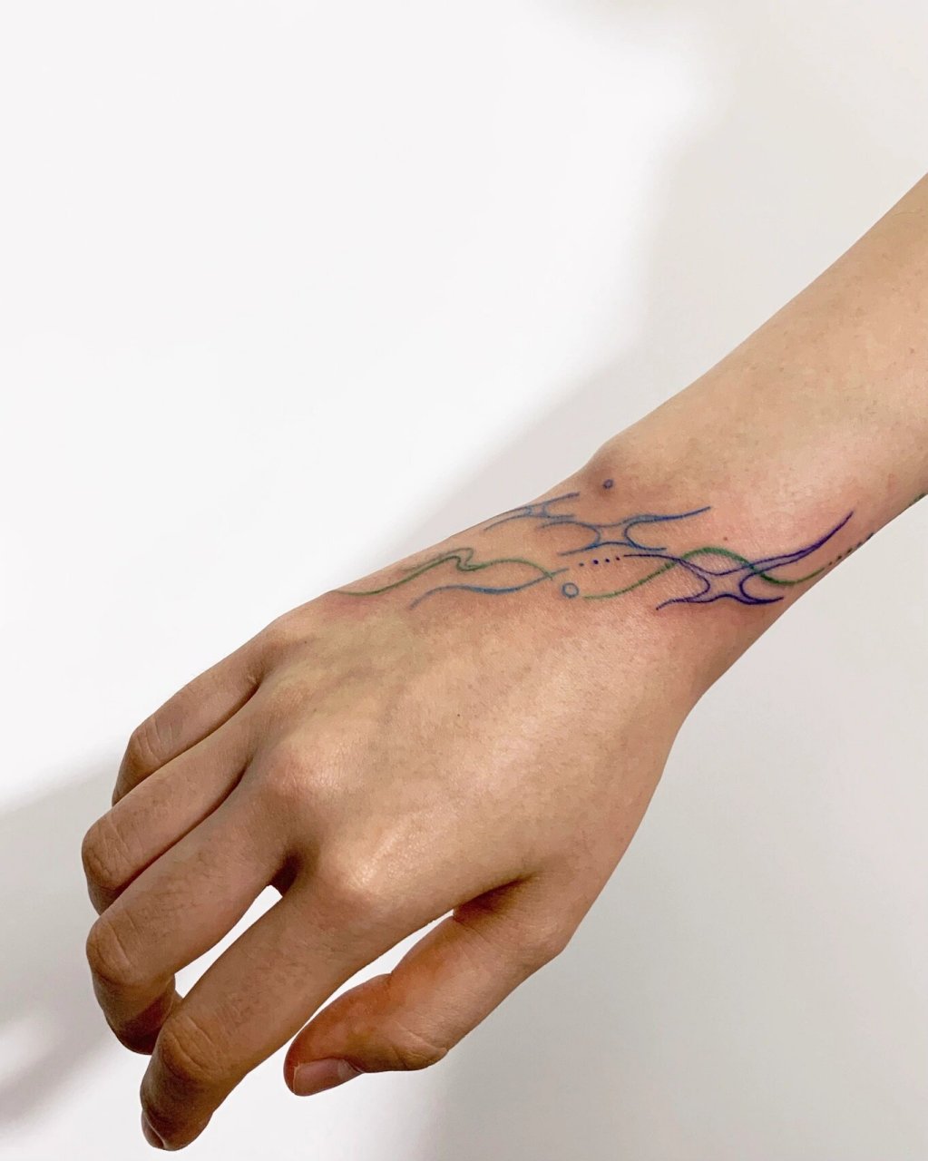 95[上海纹身]抽象线条|星星在手背流淌78 星星在手背流淌78