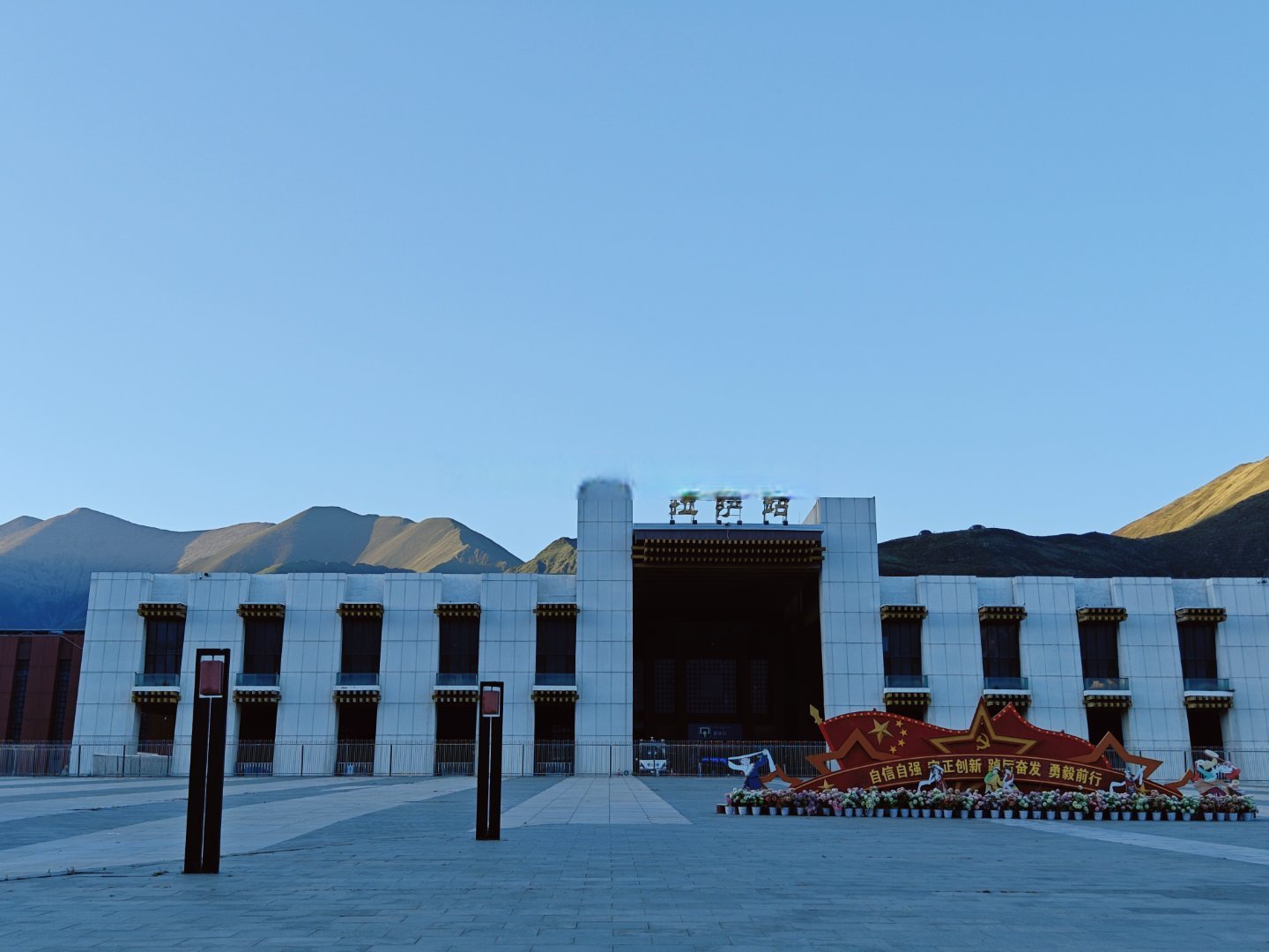 而且很逗的是,这边有好多拉萨站拉萨火车站图片青藏铁路锡铁山站拉萨