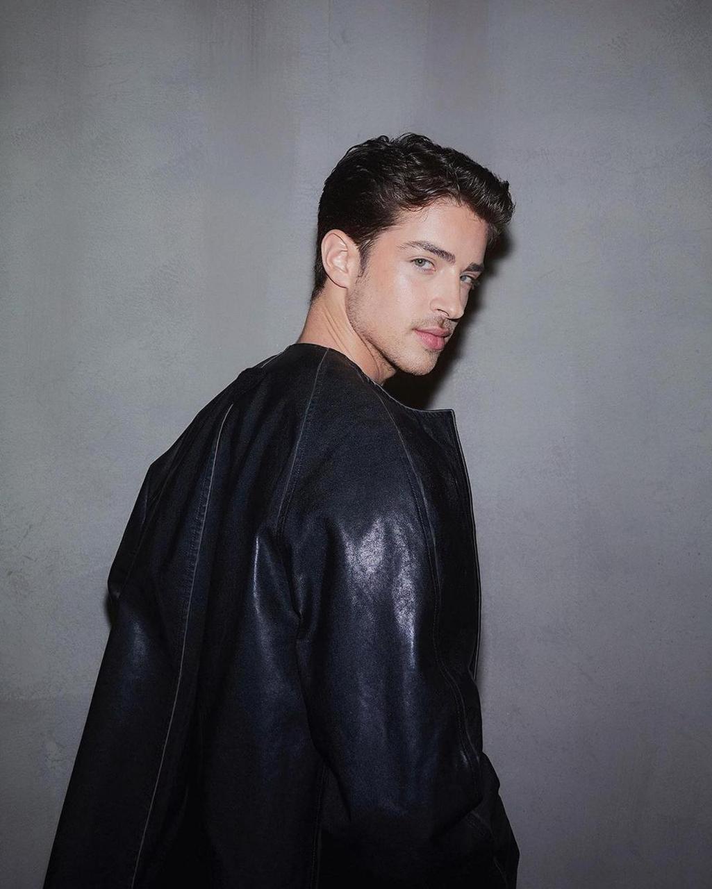 早前出席普拉达 prada 2023秋冬男装展的西班牙演员manu rios是值得