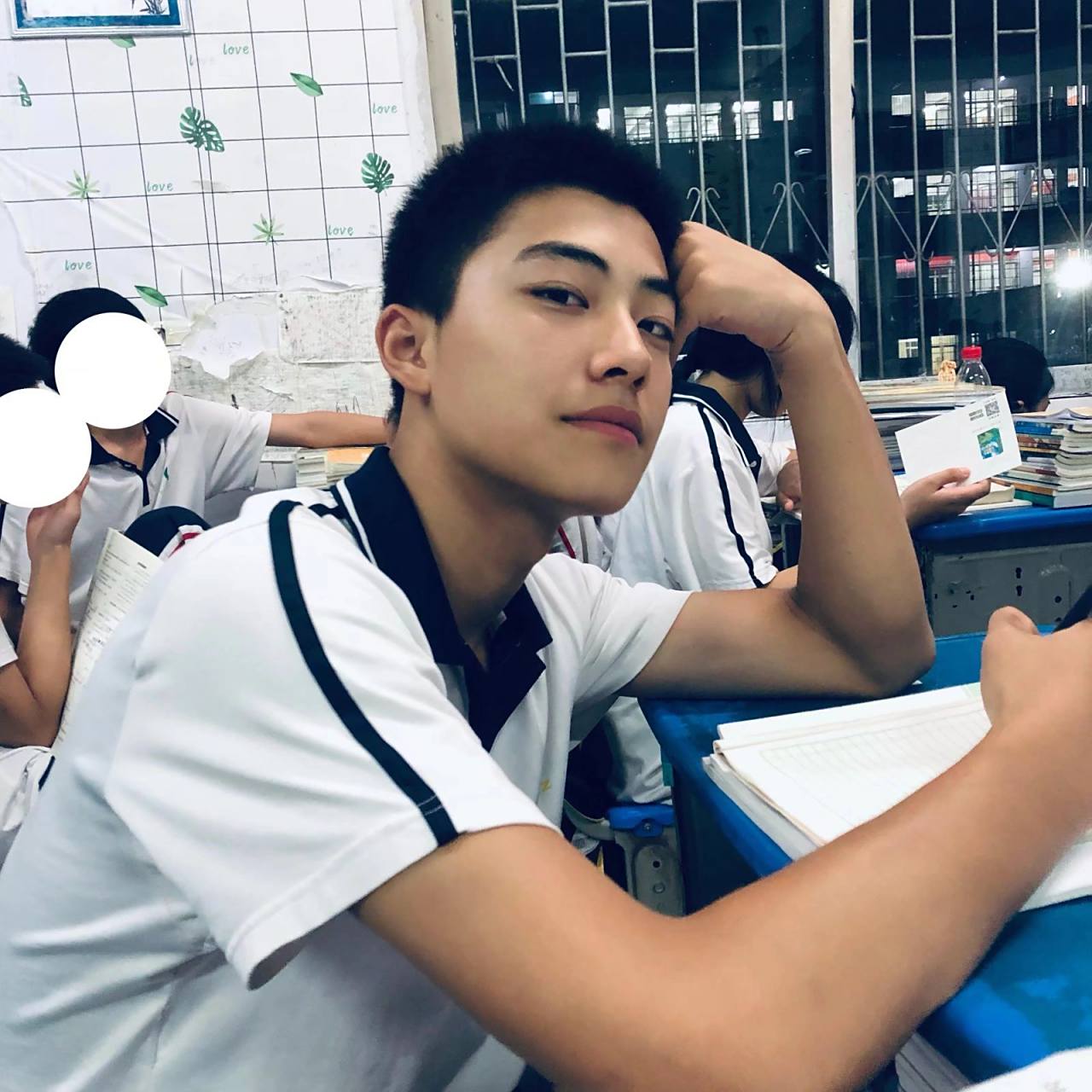 男高中生 燥热的晚自习正在努力学习!