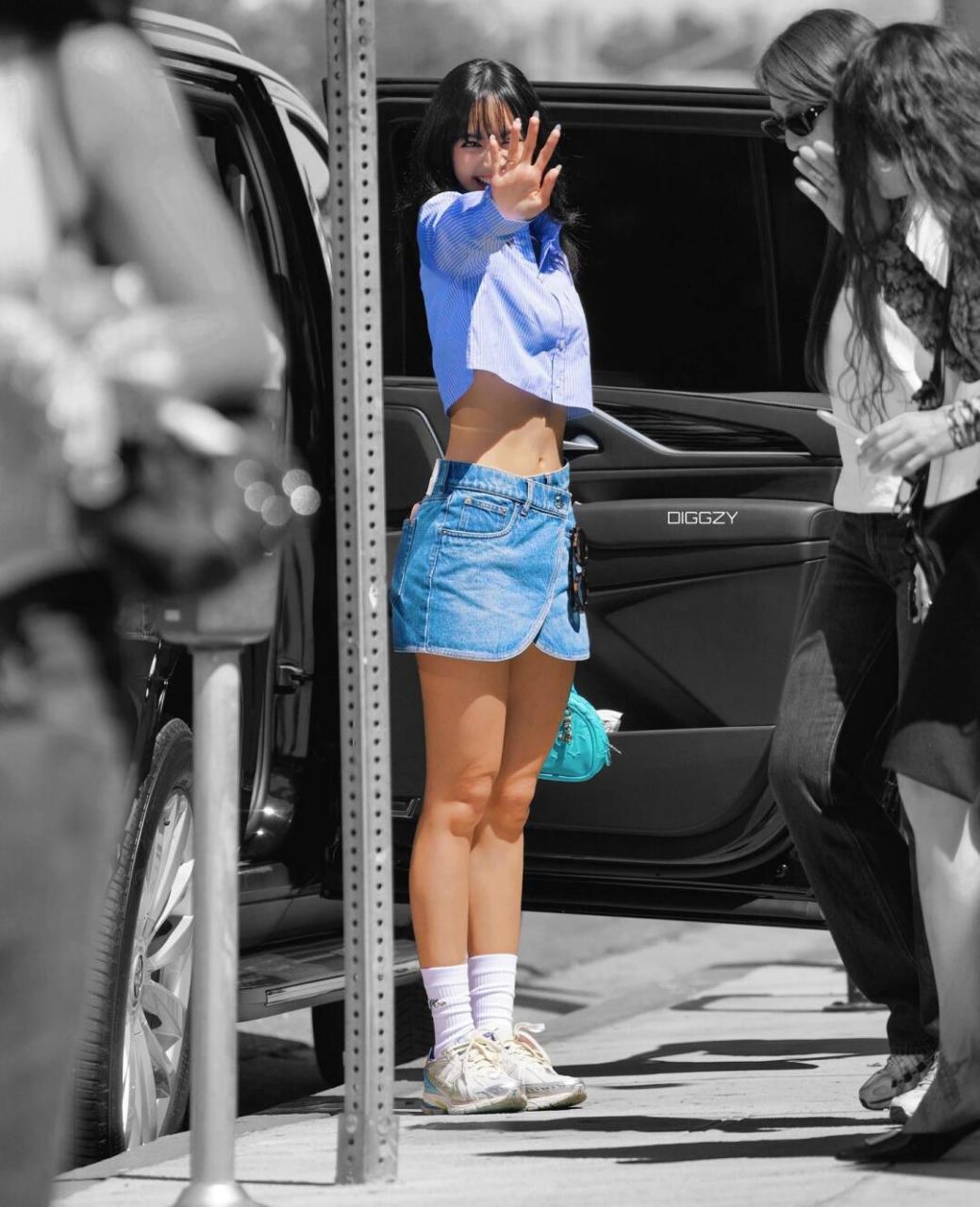 lisa今日la街拍,蓝衬衫配牛仔裙,浓郁的夏日蓝,很有夏天辣妹的感觉,这