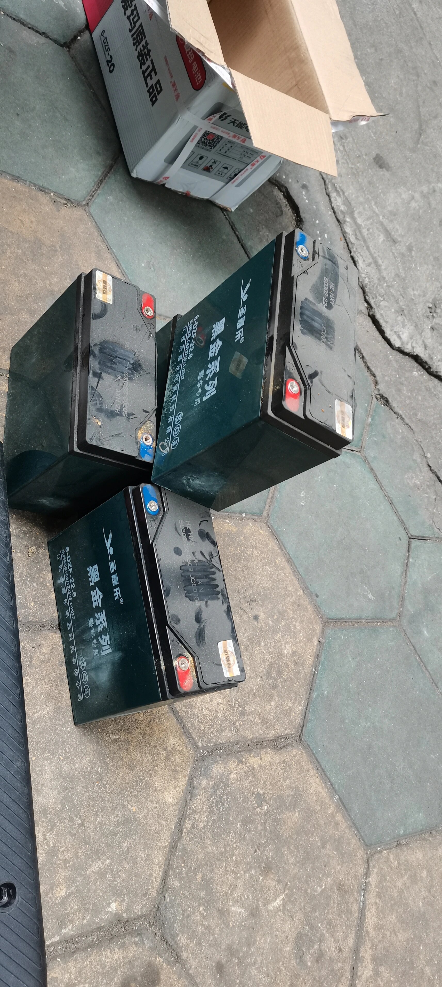 我买的爱玛电动车里面自带的电池是圣嘉乐电池.