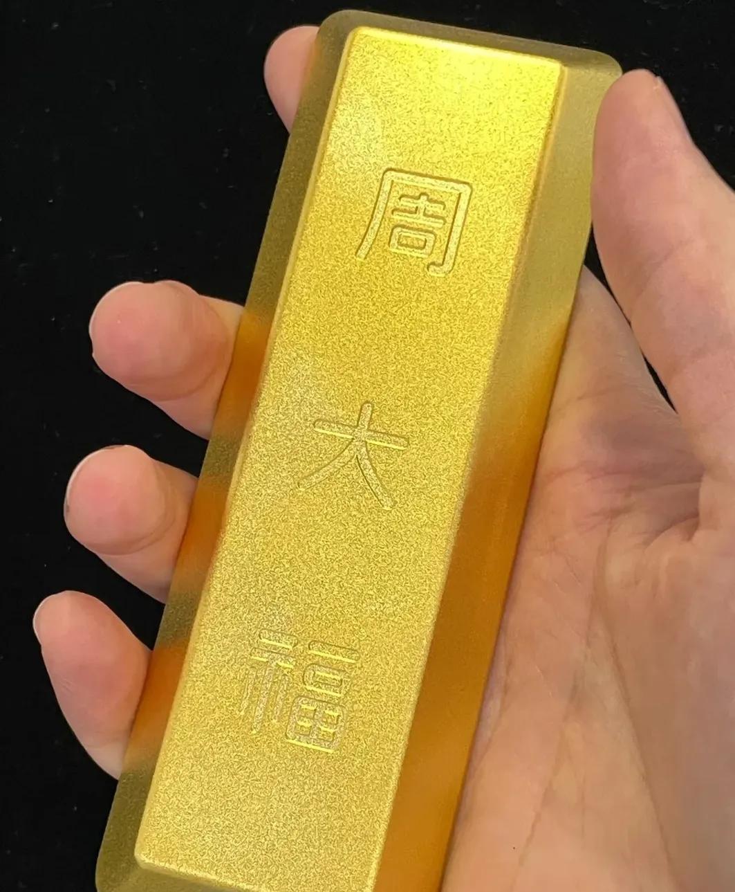 我有个朋友,8年前黄金一克280元,他在周大福花14万买了500克金条,还特