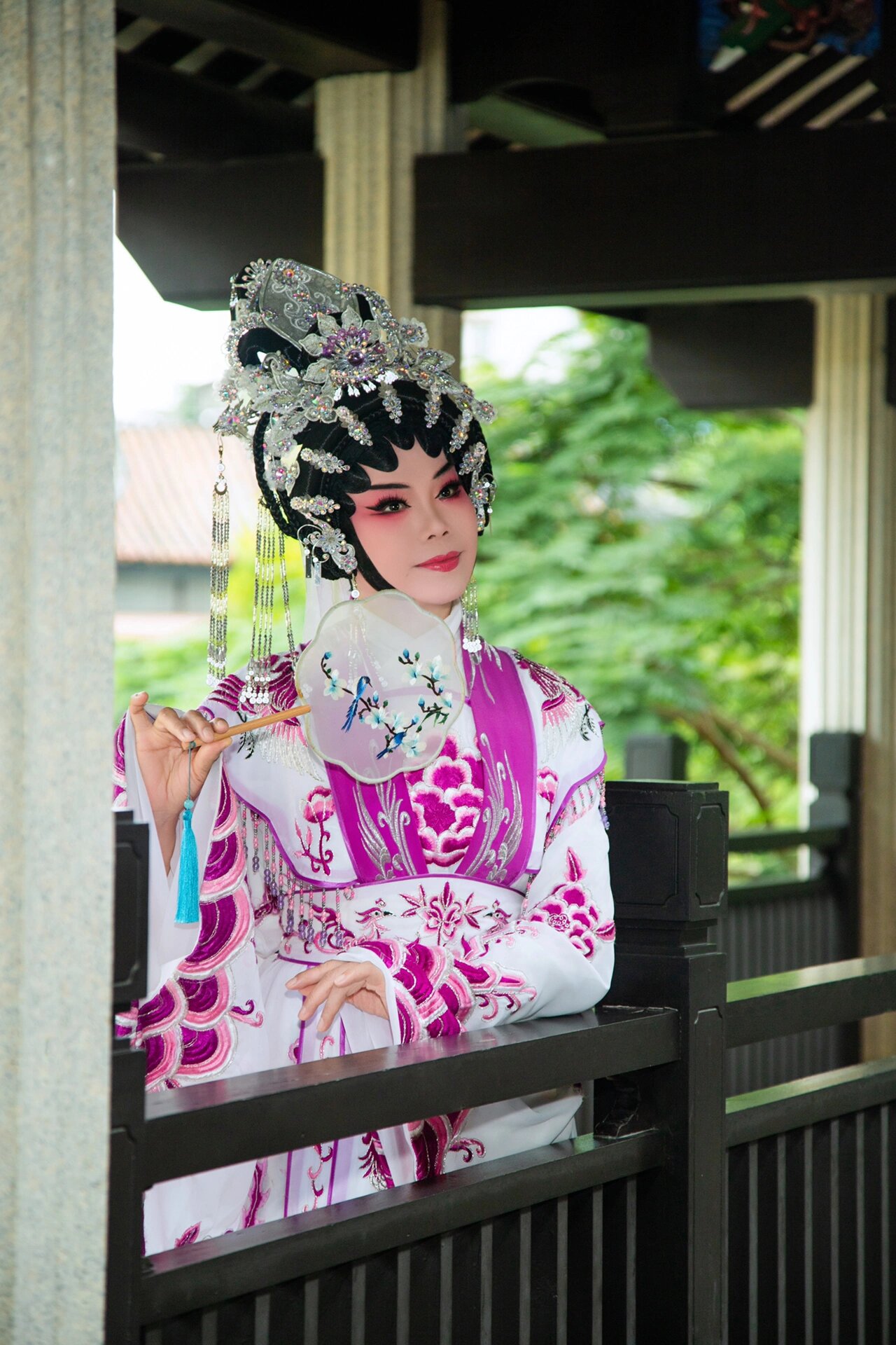 粤剧大汉服贵妃造型服装飘逸大气,头饰华丽璀璨,搭配戏曲妆容更显中国