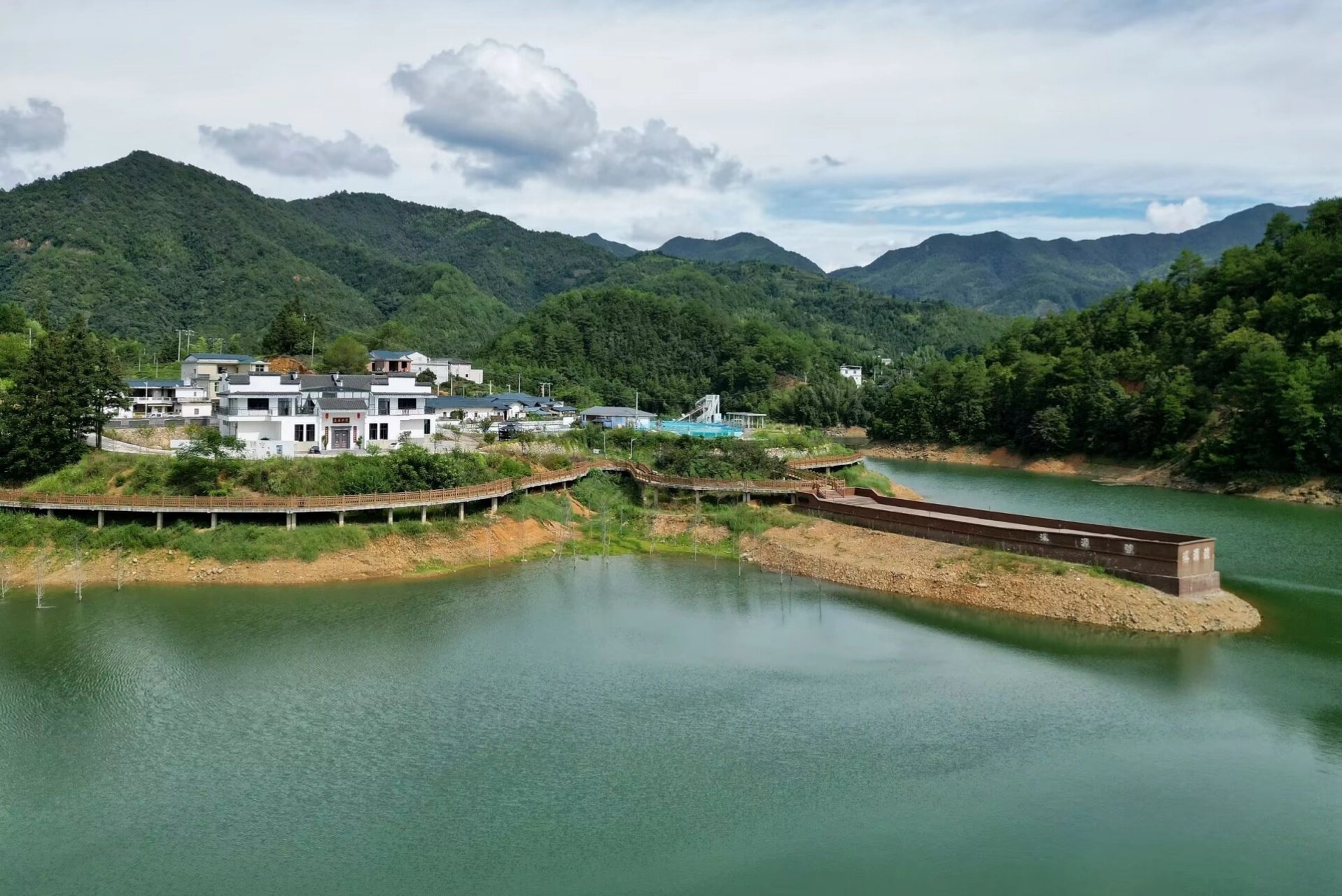 长汀溪源水库 位于长汀县涂坊镇溪源村.库区旅游乡村.