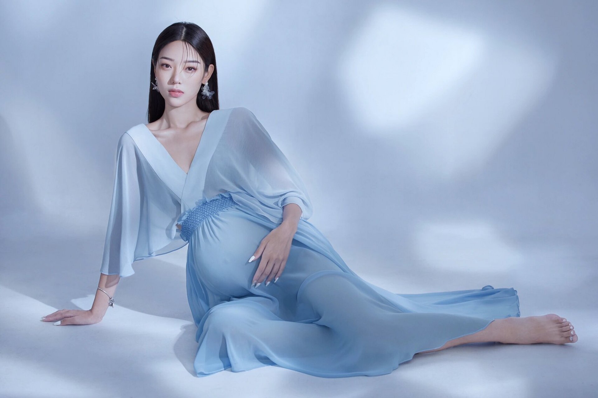 高级感简约孕妇照,是温柔孕妈也是优雅女神 你身着一袭轻韩蓝色长裙
