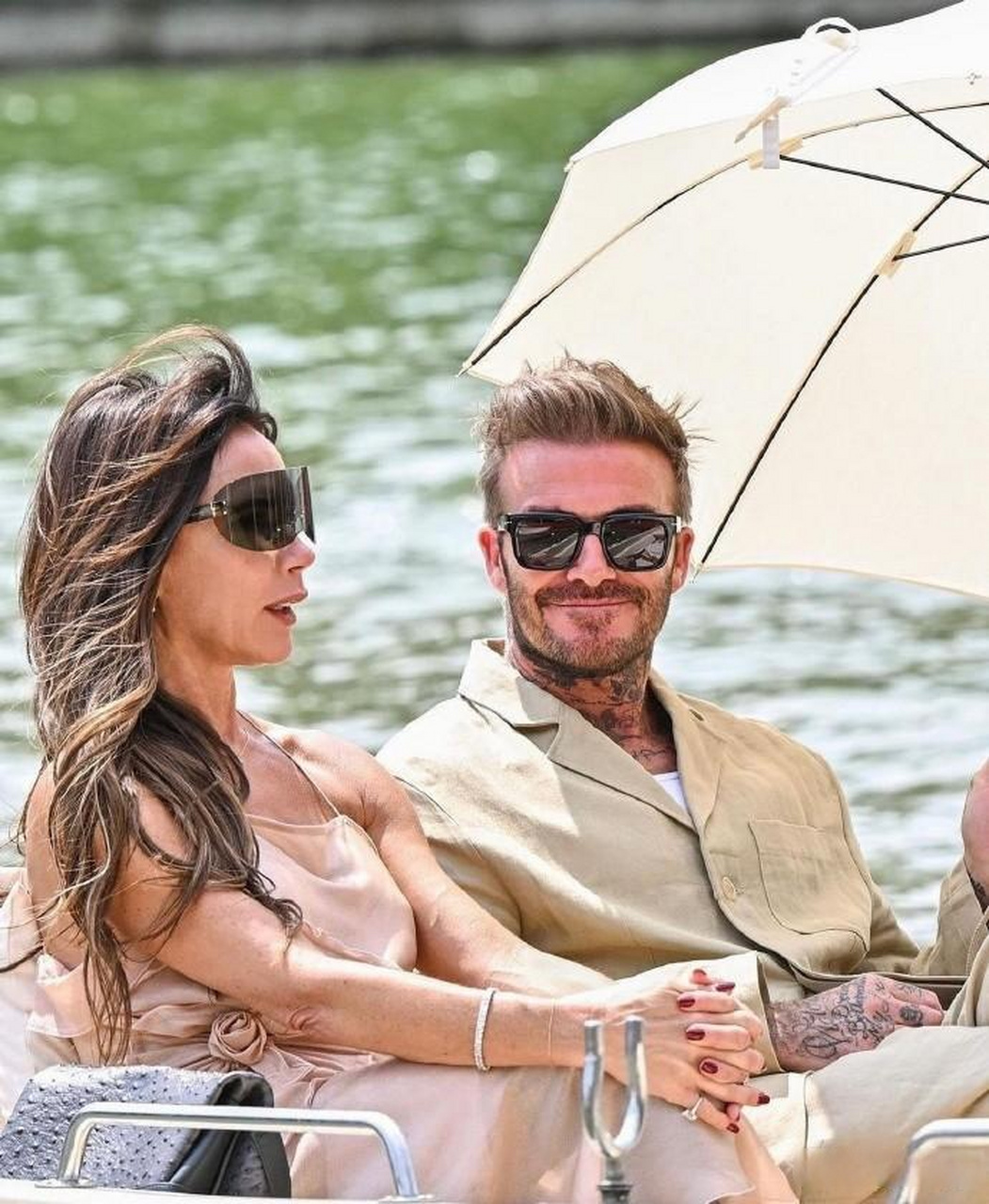 贝克汉姆夫妇在凡尔赛宫看秀! 养眼夫妇一起亮相!