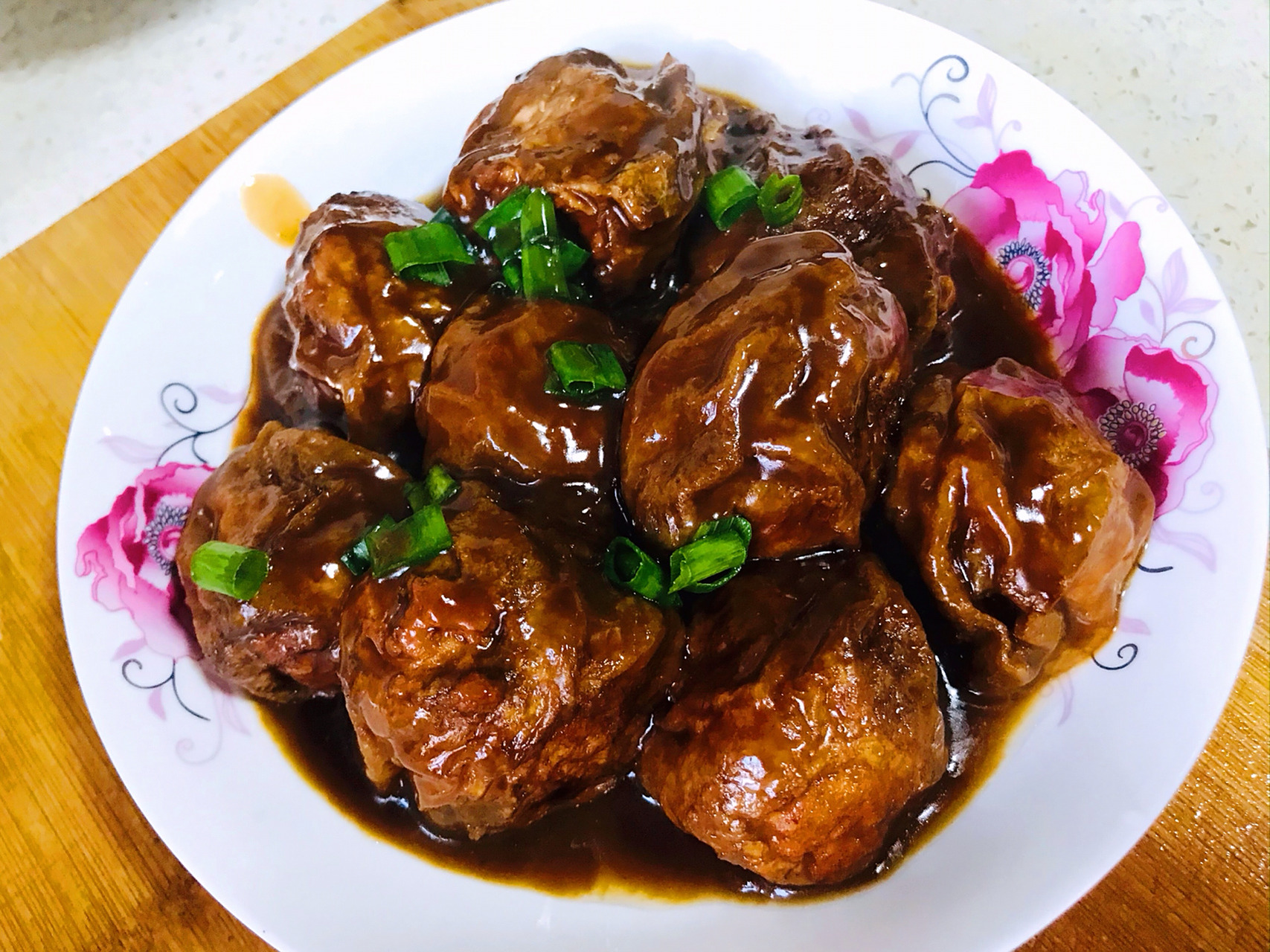 今天做一道无锡老百姓饭桌上常见的红烧油面筋,由于是甜口,宝宝也特别