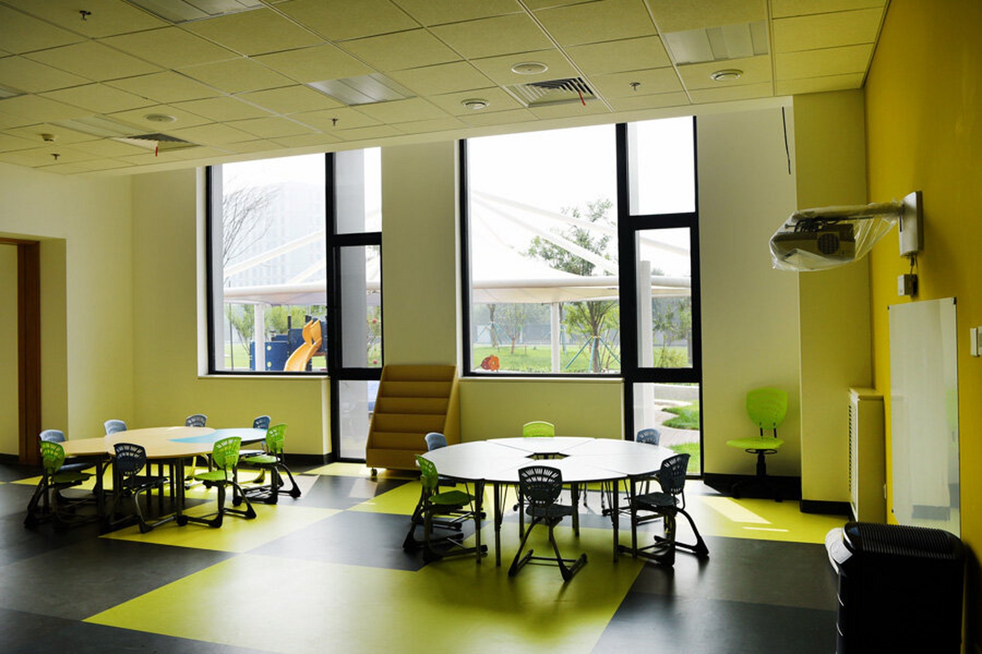 耀华国际教育学校北京亦庄校区 耀华国际教育学校提倡全人教育,致力
