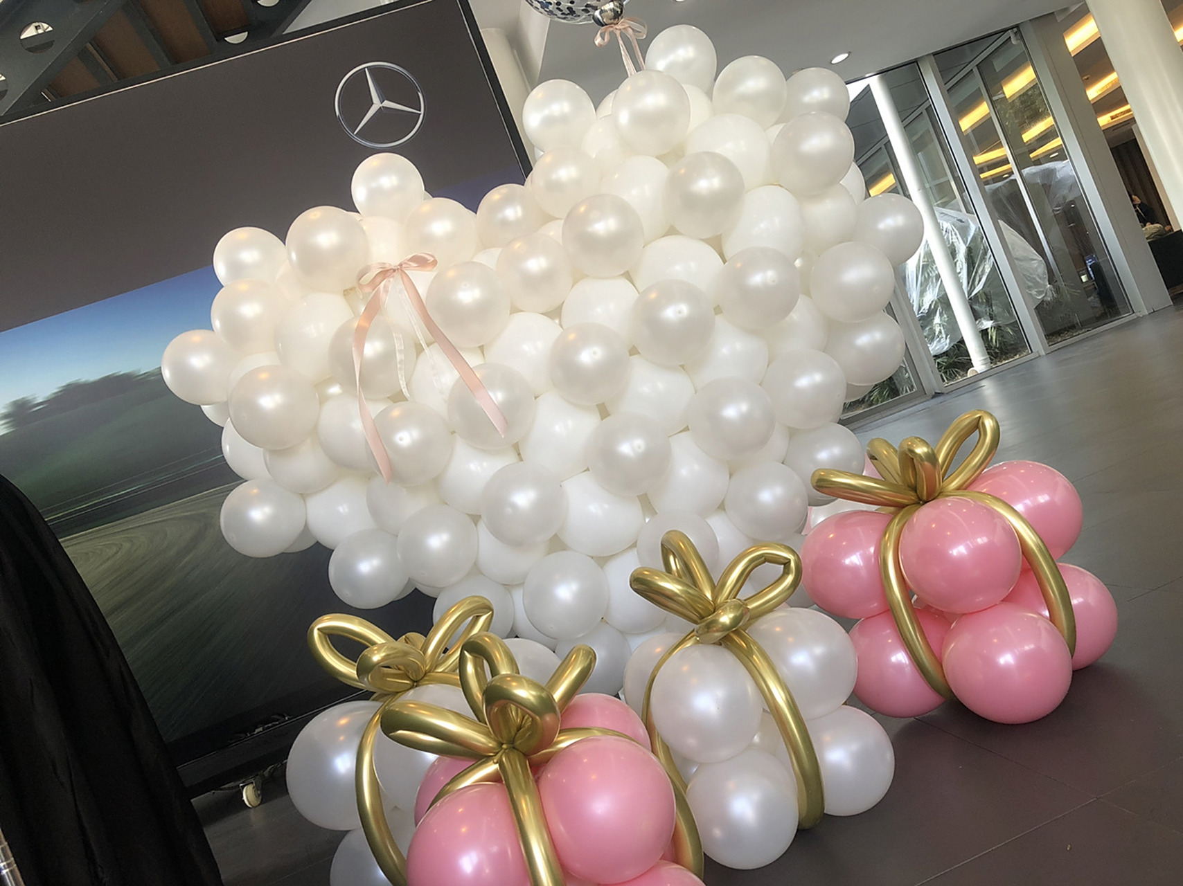 合肥奔驰4s店交车仪式气球布置 今天的车主是个小仙女02 布置了粉
