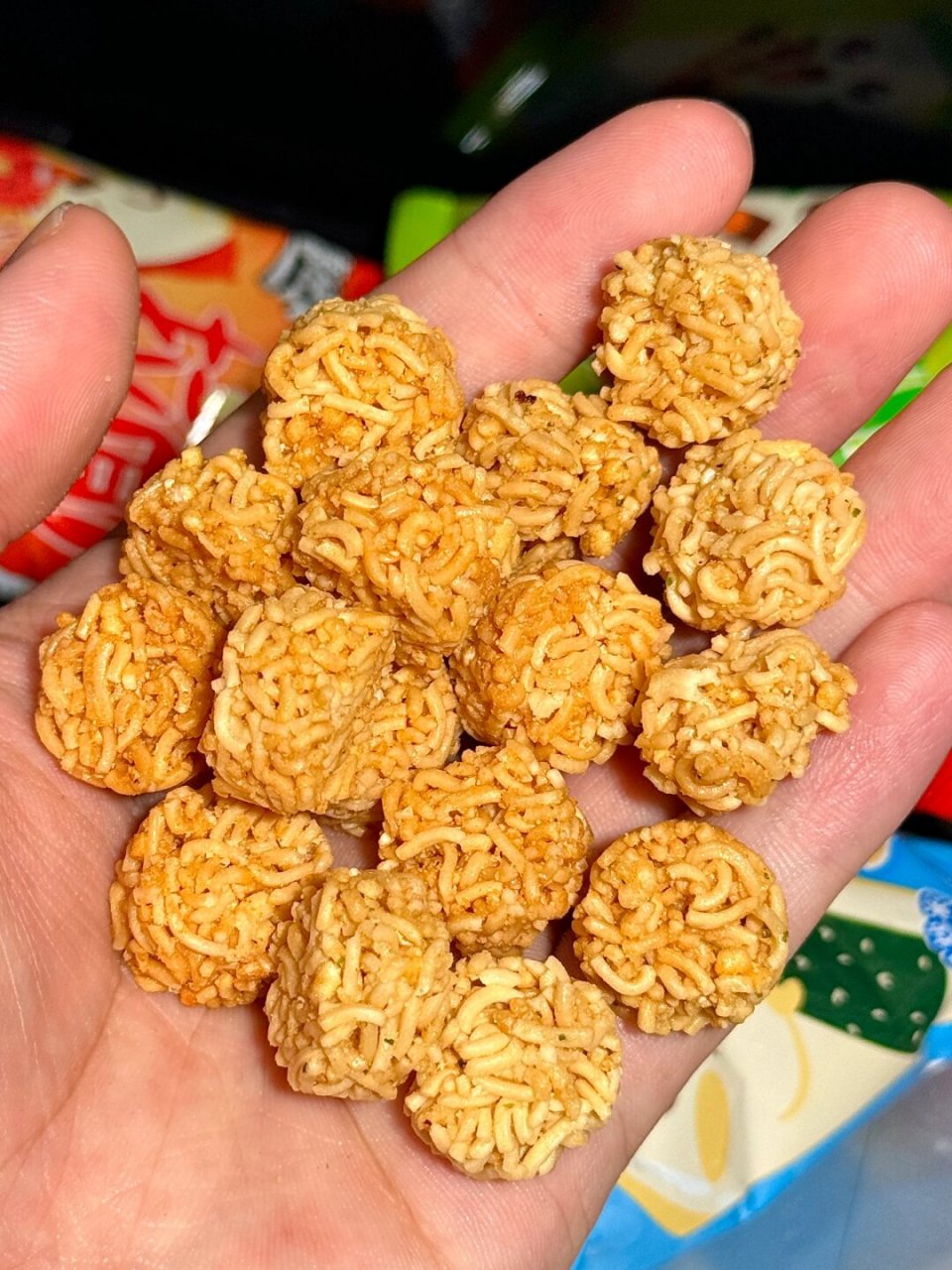 一口一个的拉面丸子嘎嘣脆啊! 还加了炒米!真的越嚼越香啊!