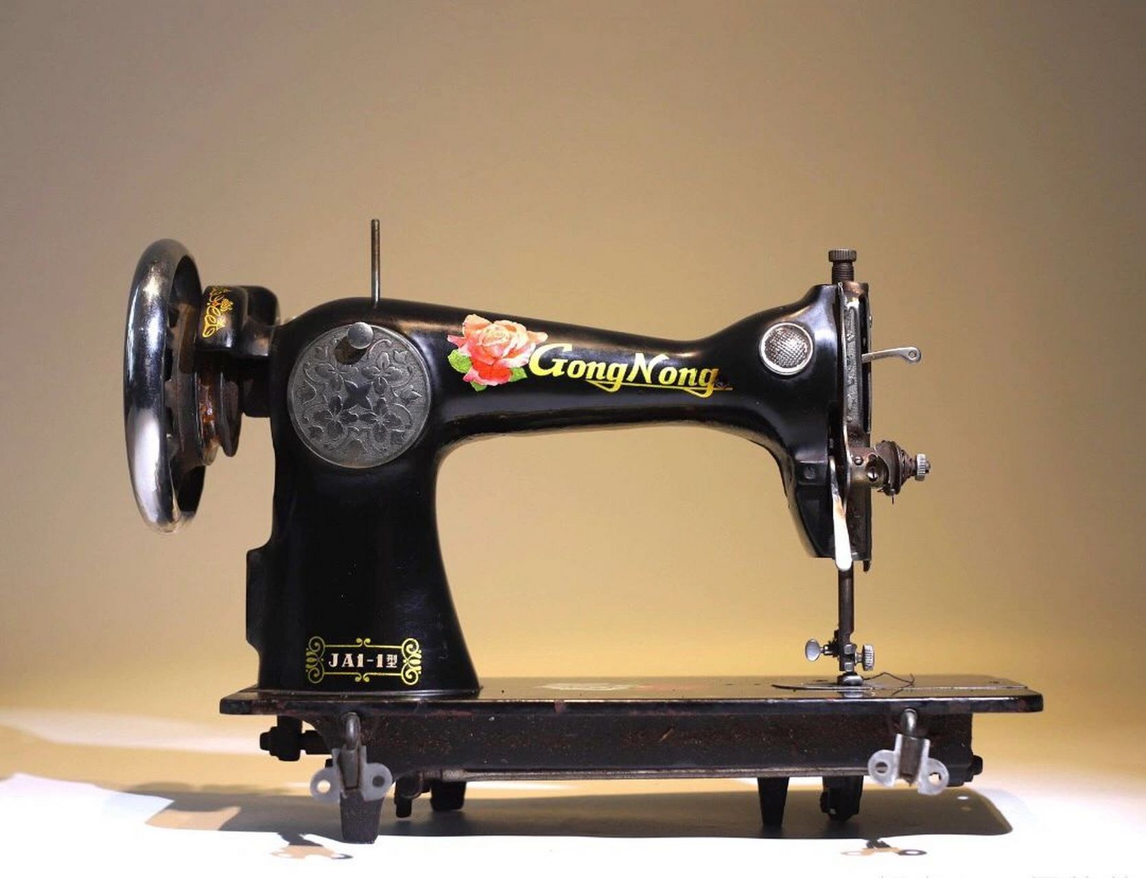 缝纫机是过去年轻人结婚必备的"三大件"之一,属于那个时代的贵重物品.