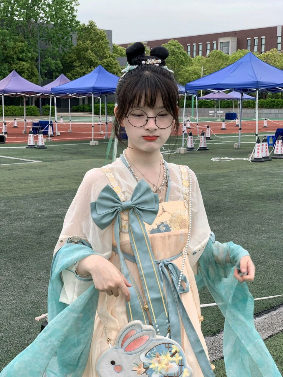 其实日常穿汉服我都是选择双马尾和丸子头 我戴眼镜穿汉服也有很多