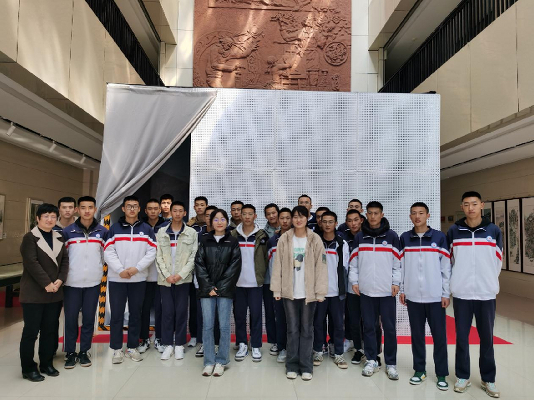 [张家口市第二中学学生深度体验科技冬奥成果"数字沉浸时空仓"] 发布