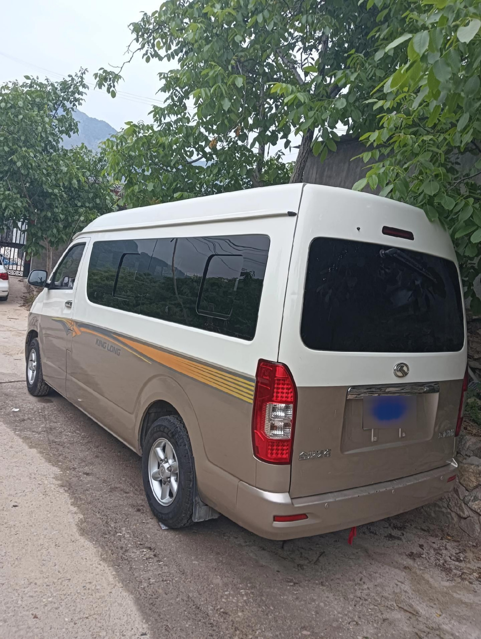 豪华商务车 九座金龙客车,超大空间,真皮座椅有用的老板联系