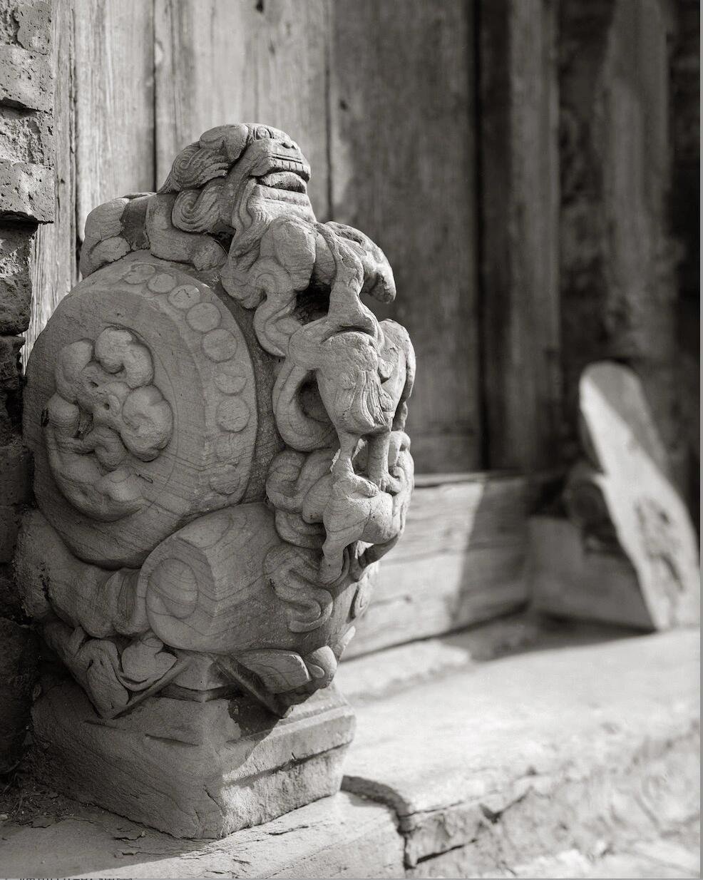 门墩儿上好多只小狮子有什么寓意?