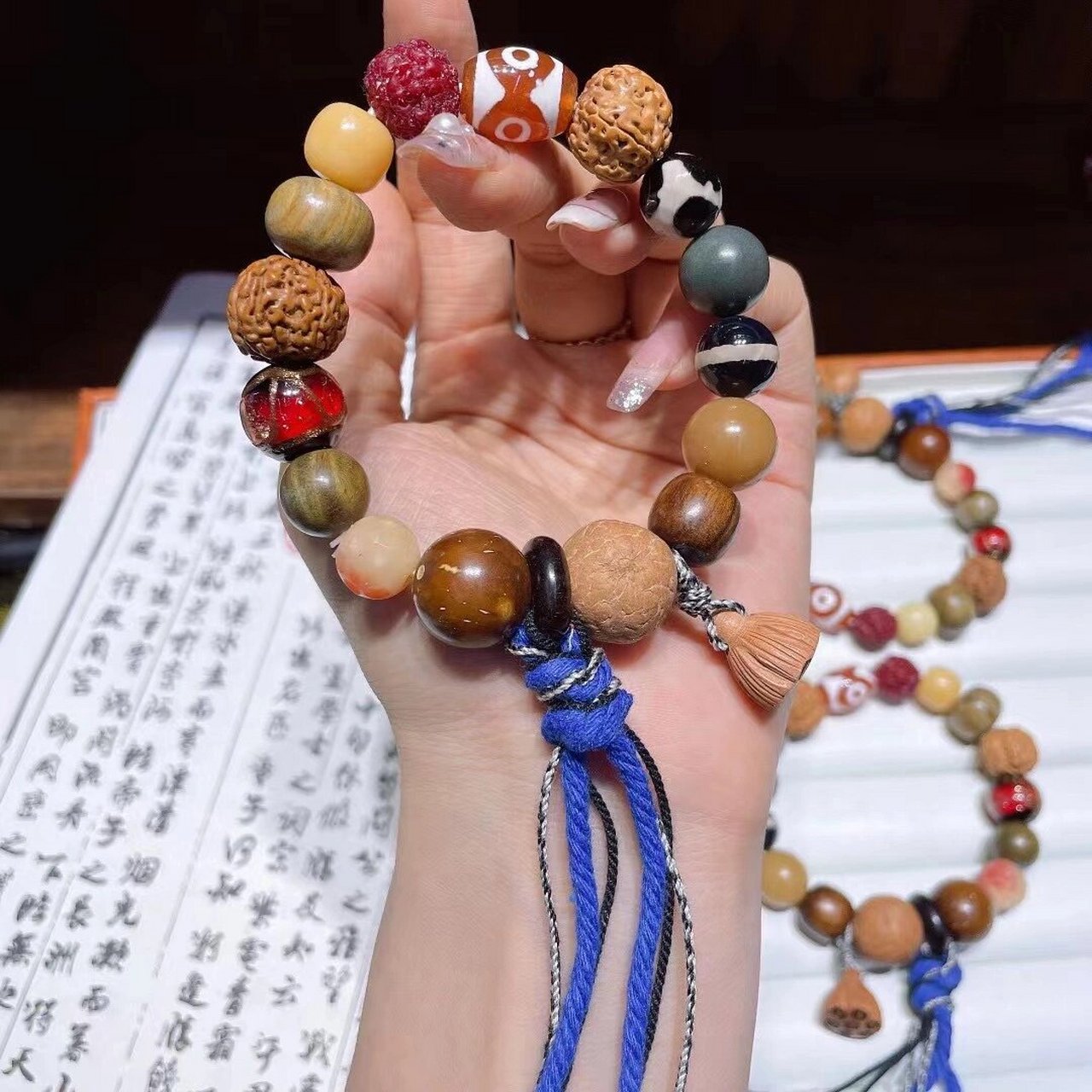 多宝手串 文玩多宝手串 搭配:桃木莲蓬,凤眼,花梨木,菩提根,玛瑙天珠